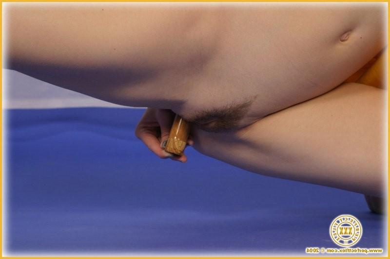 16P Flexible gymnast with a sex toy in her ass