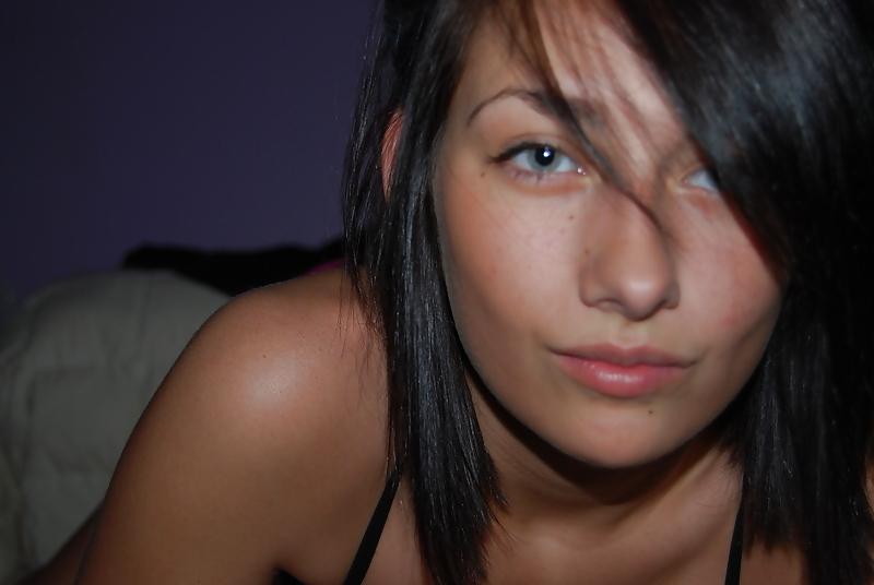 9P Blue eyed brunnette