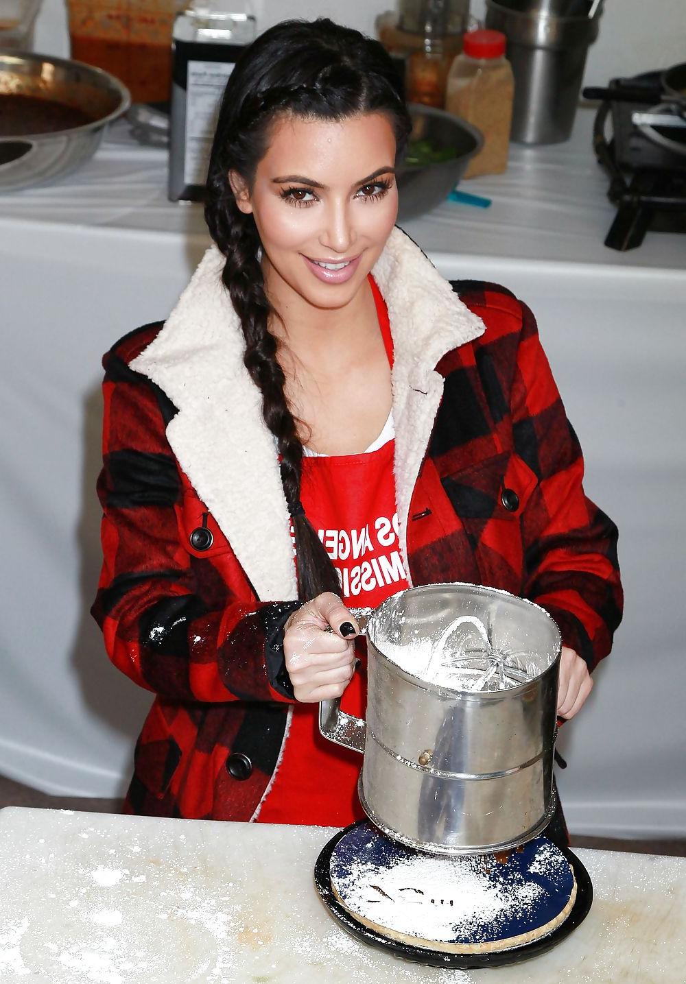25P Jennifer Love Hewitt Kim Kardashian serving food LA