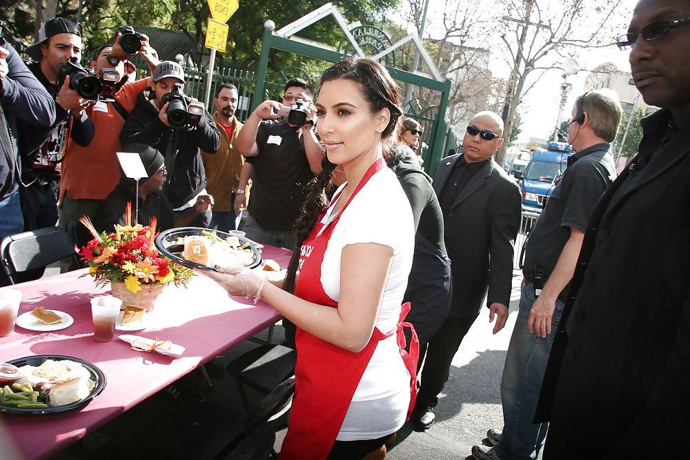 25P Jennifer Love Hewitt Kim Kardashian serving food LA