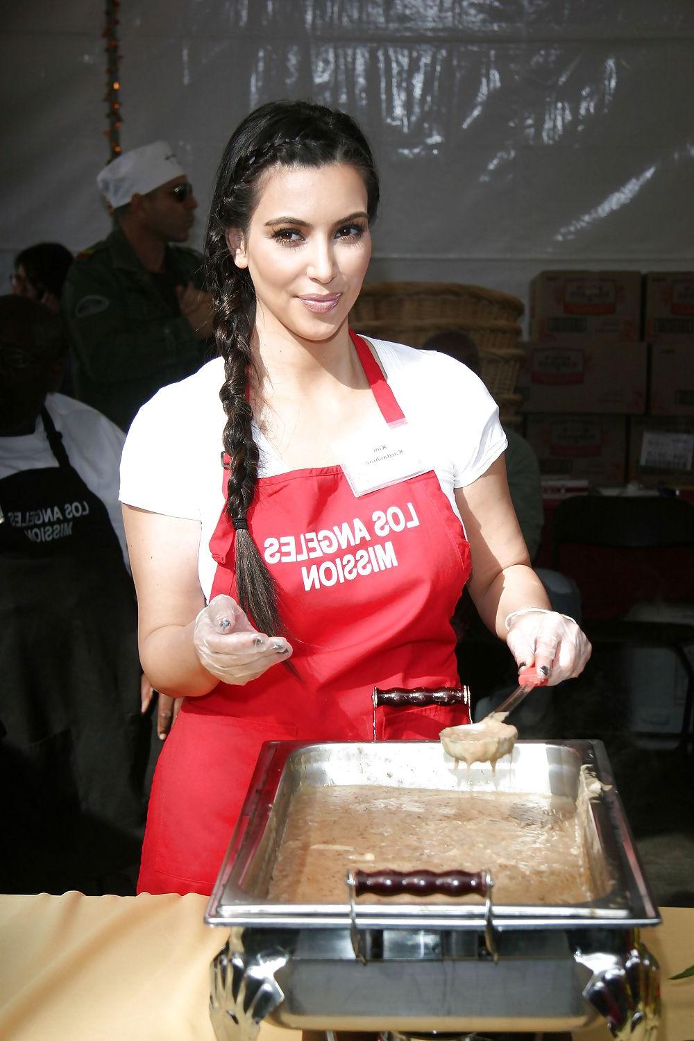 25P Jennifer Love Hewitt Kim Kardashian serving food LA