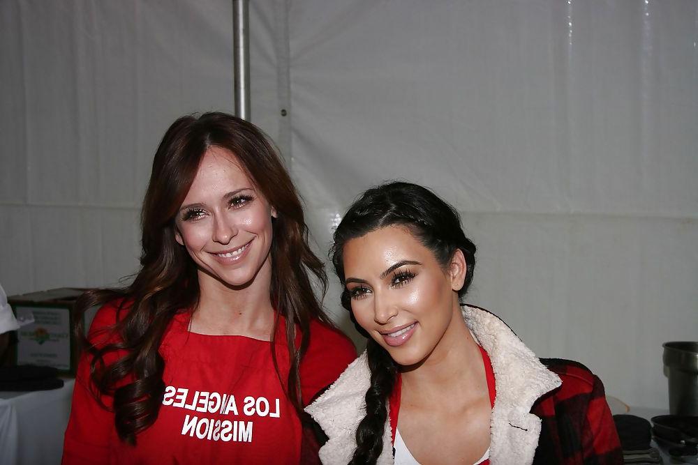 25P Jennifer Love Hewitt Kim Kardashian serving food LA