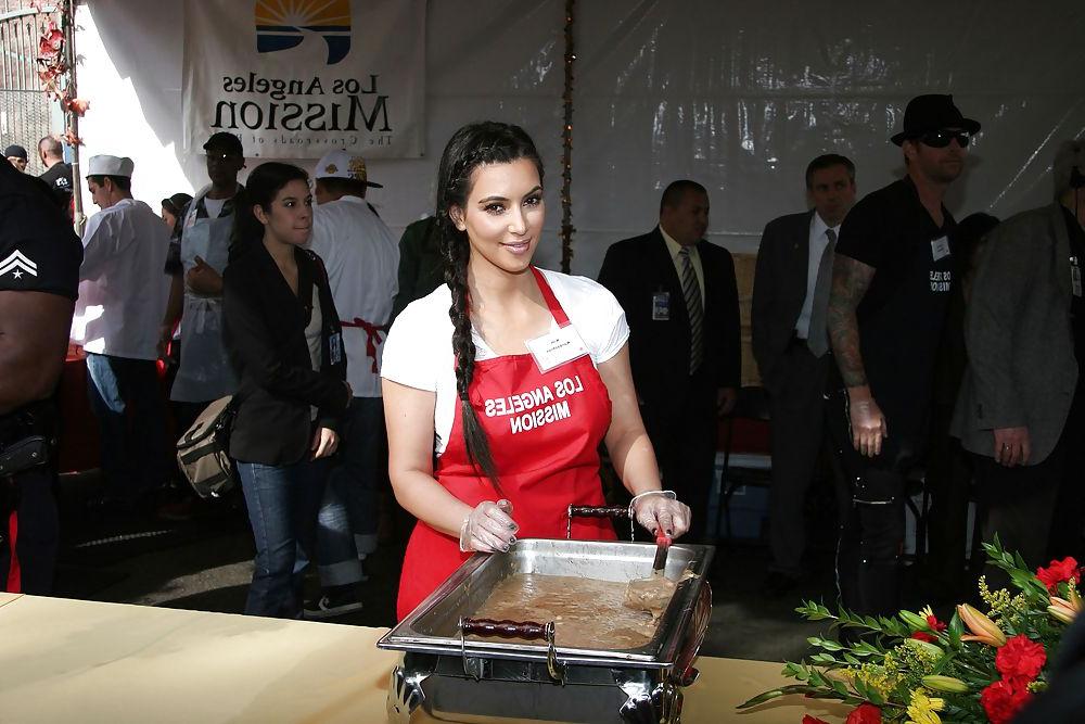 25P Jennifer Love Hewitt Kim Kardashian serving food LA