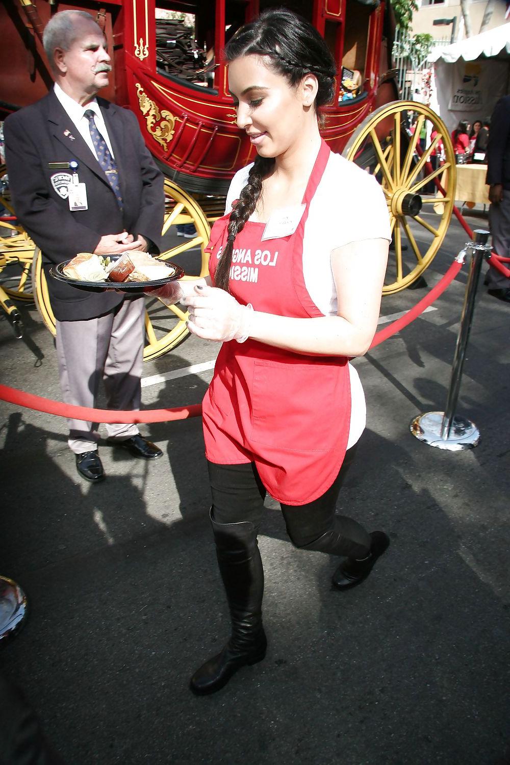25P Jennifer Love Hewitt Kim Kardashian serving food LA