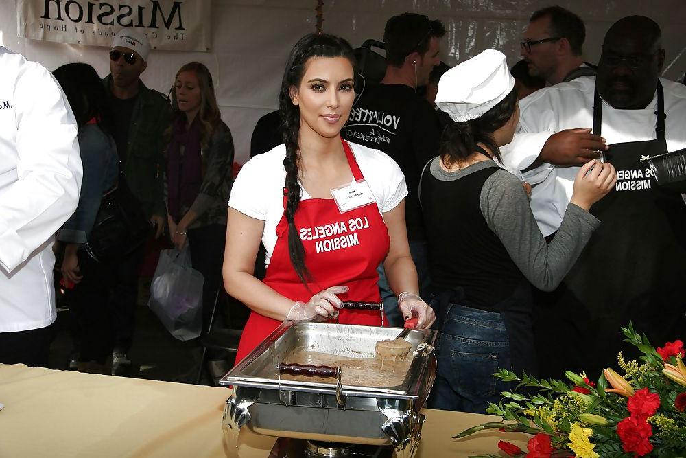 25P Jennifer Love Hewitt Kim Kardashian serving food LA