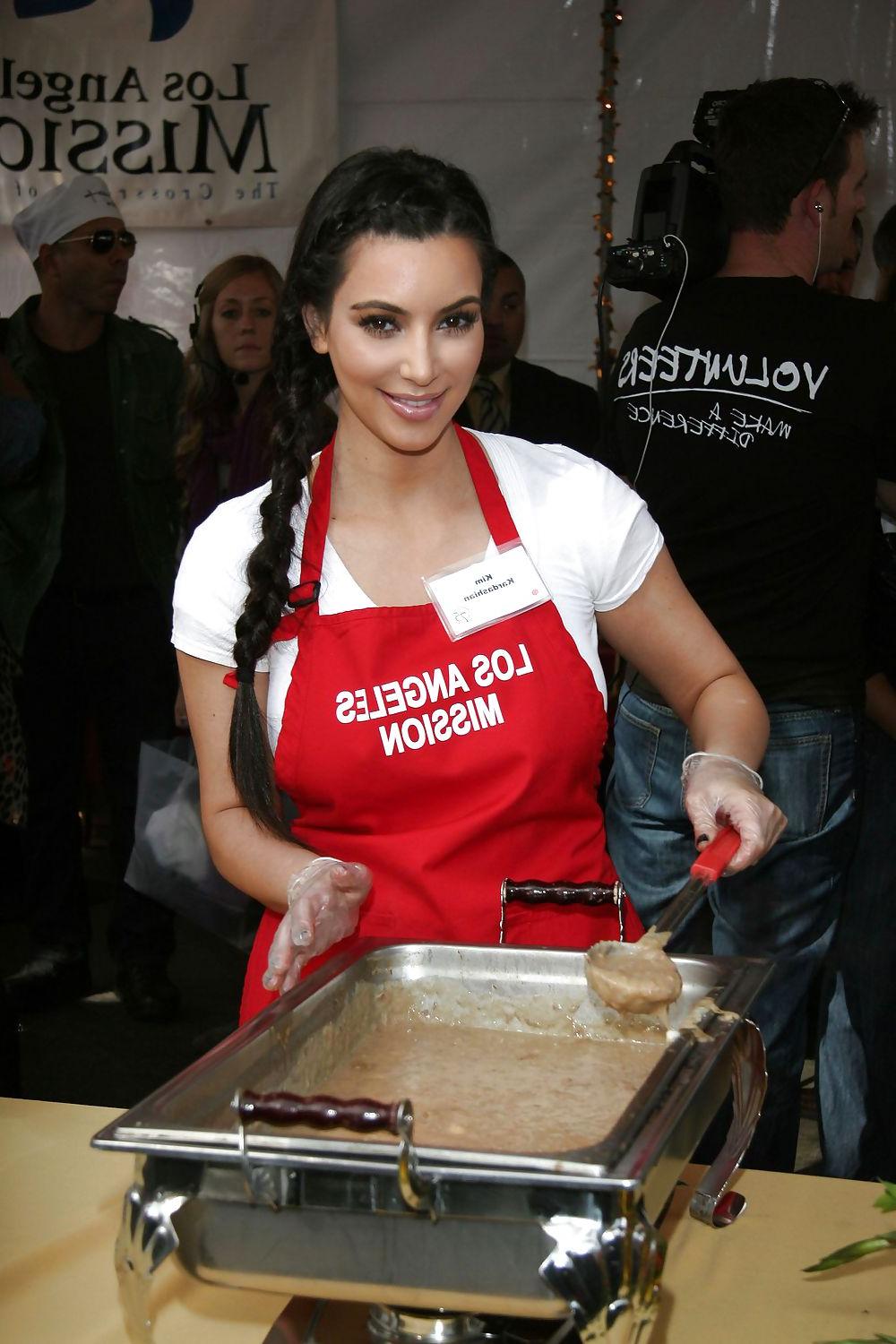 25P Jennifer Love Hewitt Kim Kardashian serving food LA