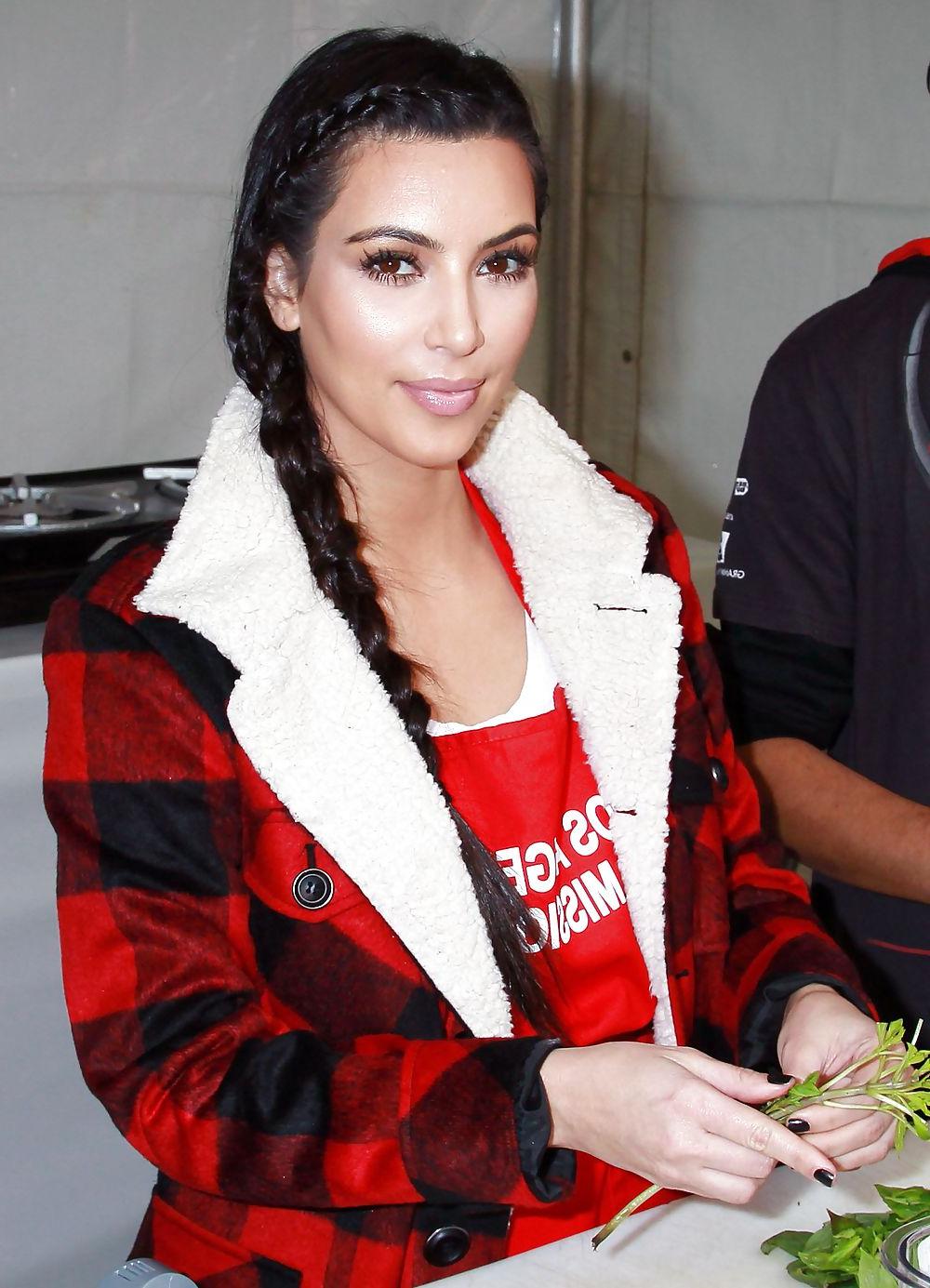 25P Jennifer Love Hewitt Kim Kardashian serving food LA