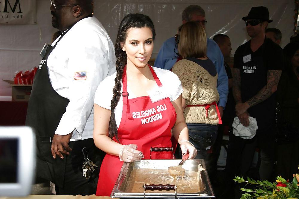 25P Jennifer Love Hewitt Kim Kardashian serving food LA