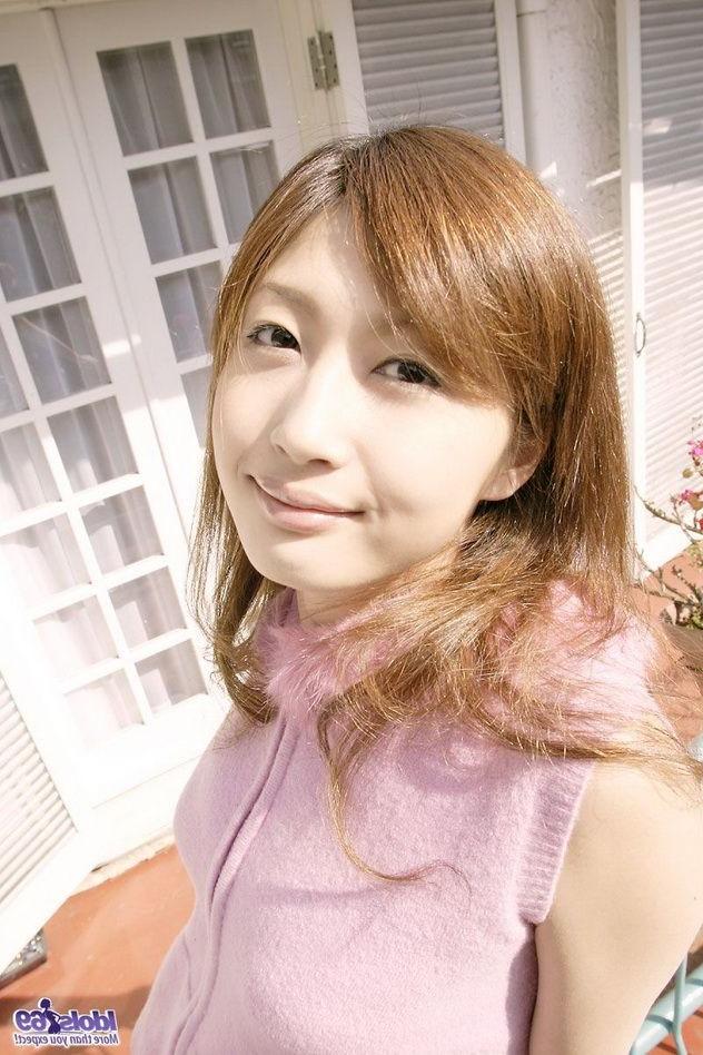 16P Japanese beauty Mio Komori shows her ass and pussy