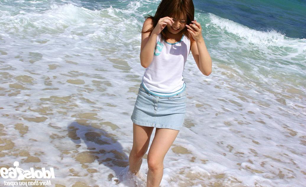 16P Japanese chick at the beach