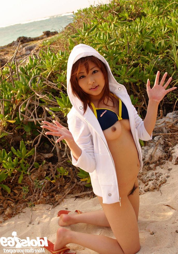 16P Japanese chick at the beach