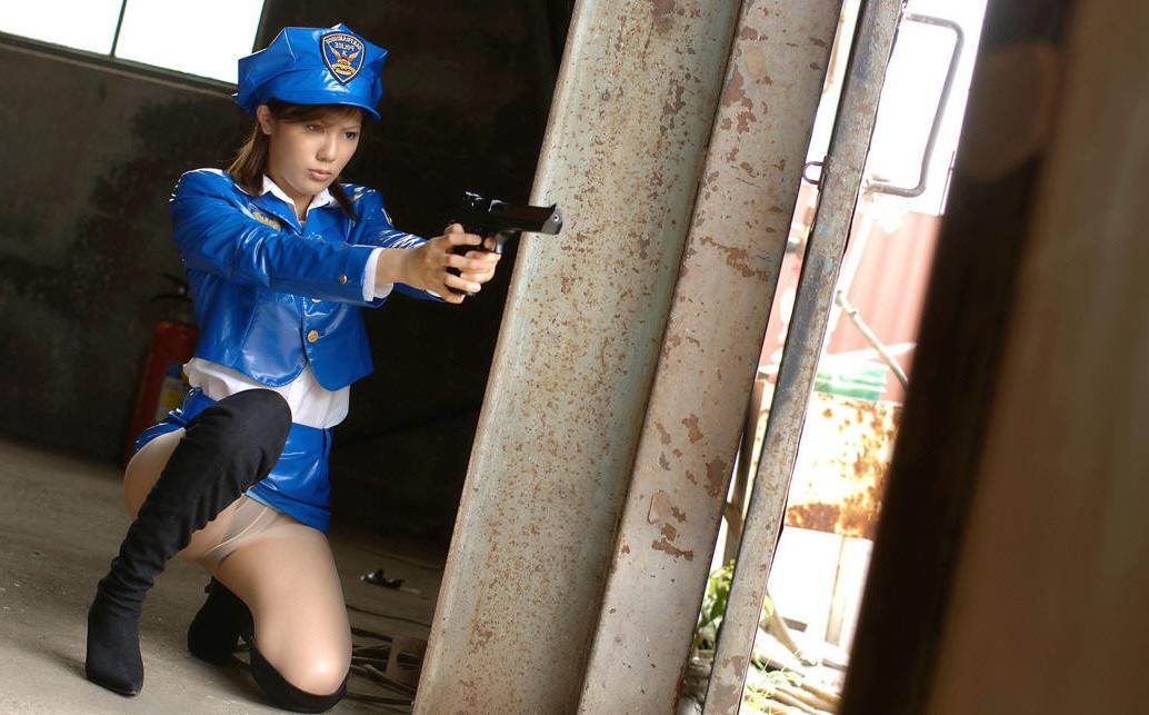 16P Japanese tramp dresses like a cop for thrills
