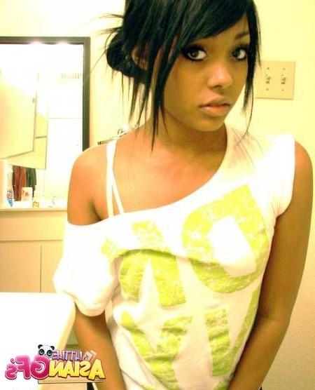10P Self-shot asian teens getting naked