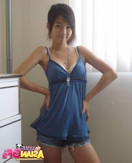 10P Self-shot asian teens getting naked