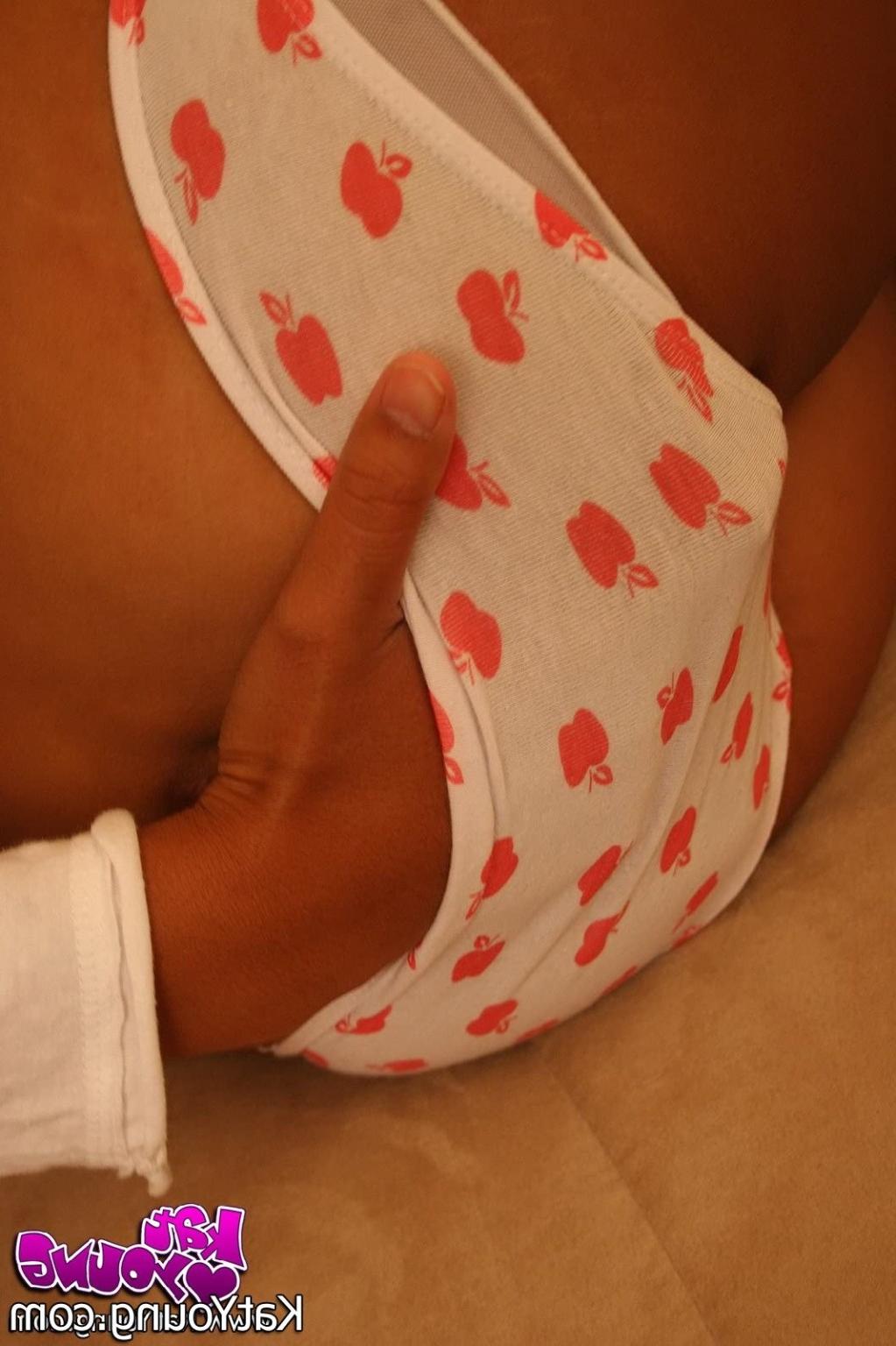 16P ::: Kat Young ::: Pretty asian teen Kat stripping and showing her attractive qui