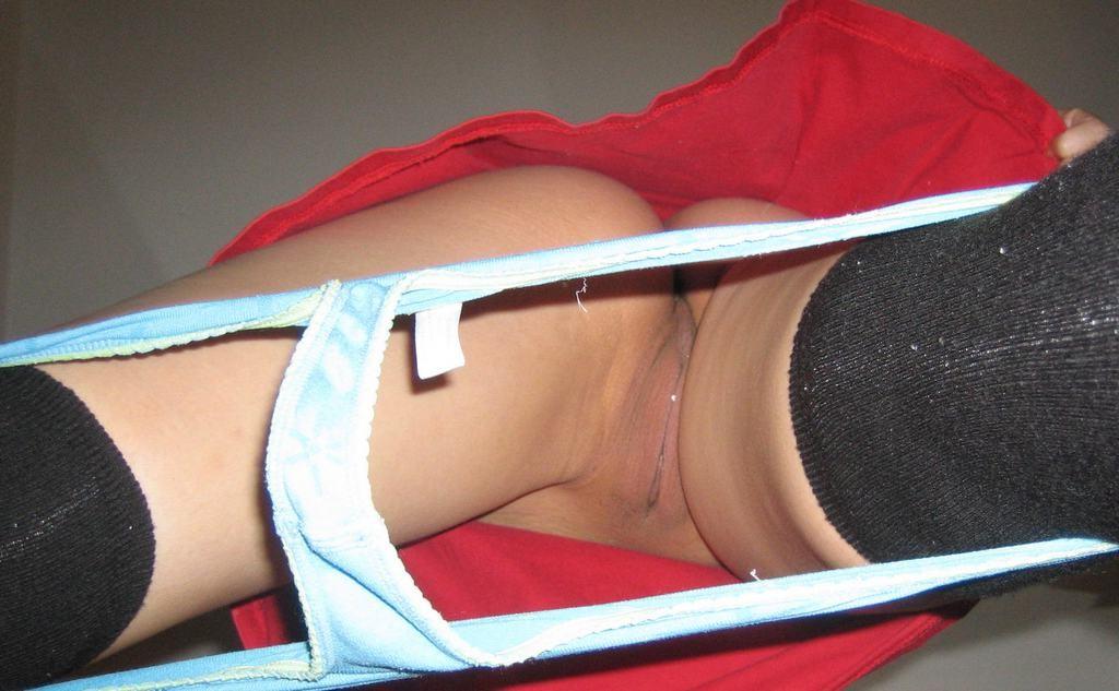 15P Cute Asian teen girlfriend takes homemade pix while toying pussy
