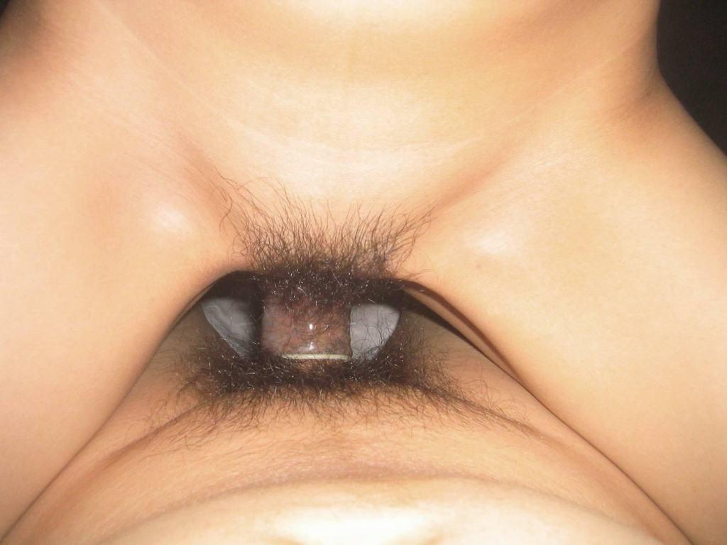 15P Asiatische Teenie-Freundin mit haariger Möse lutscht und reitet Schwanz