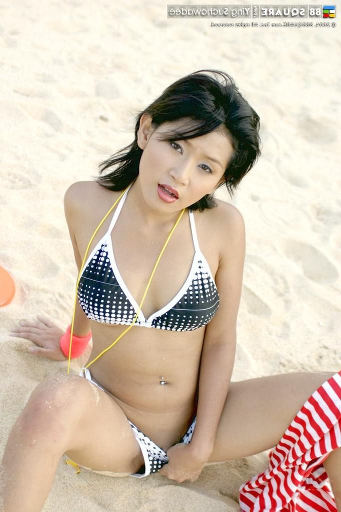 15P Gorgeous Asian teen babe strips and spreads pussy on the beach