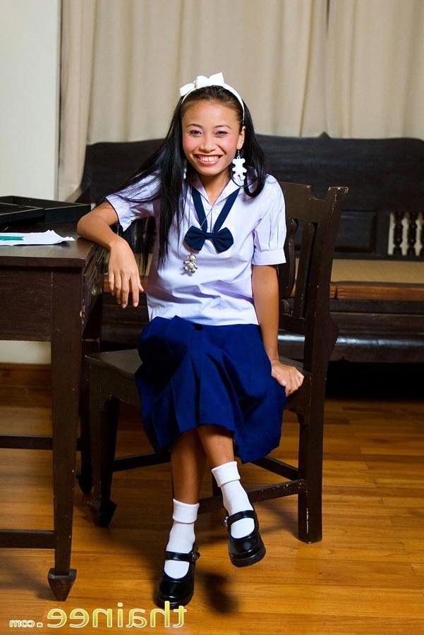 16P Thai teen girl in schoolgirl uniform strips