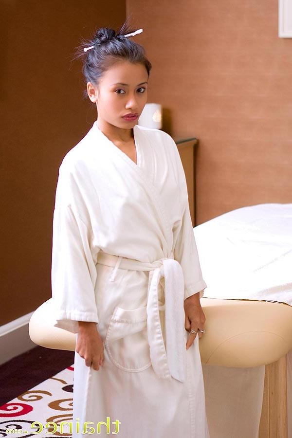 16P Thai teen girl in massage parlour