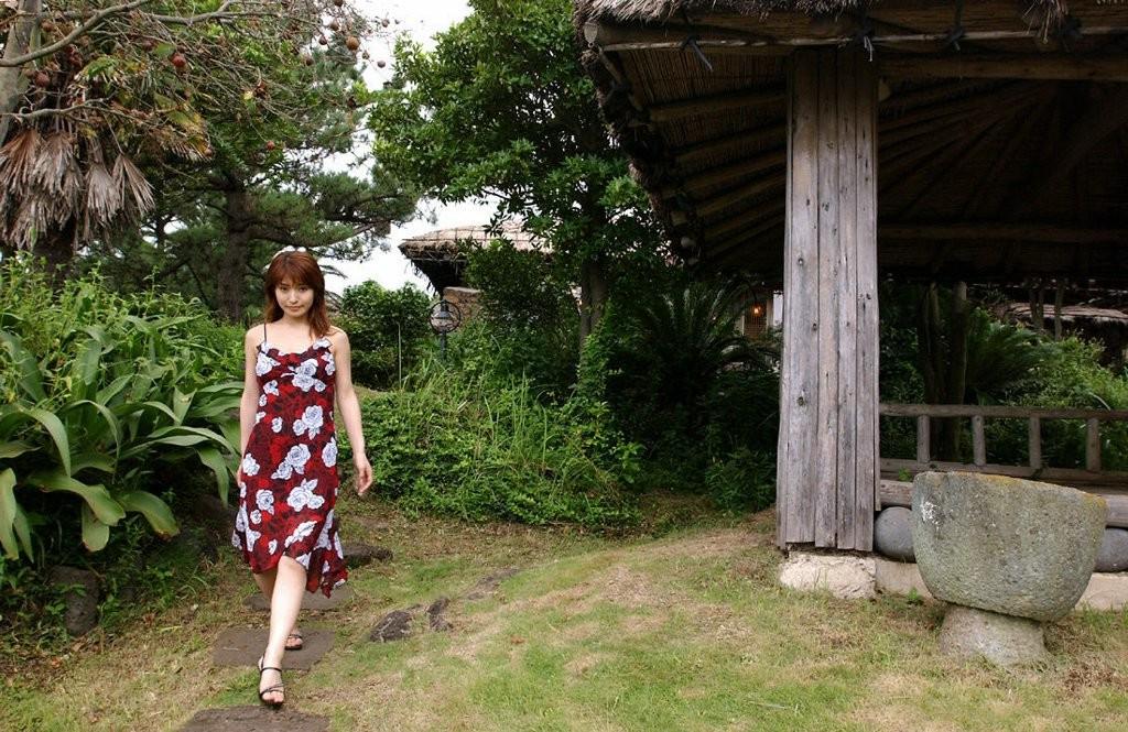15P Hot Japanese woman gets naked in a Korean hotel after strolling