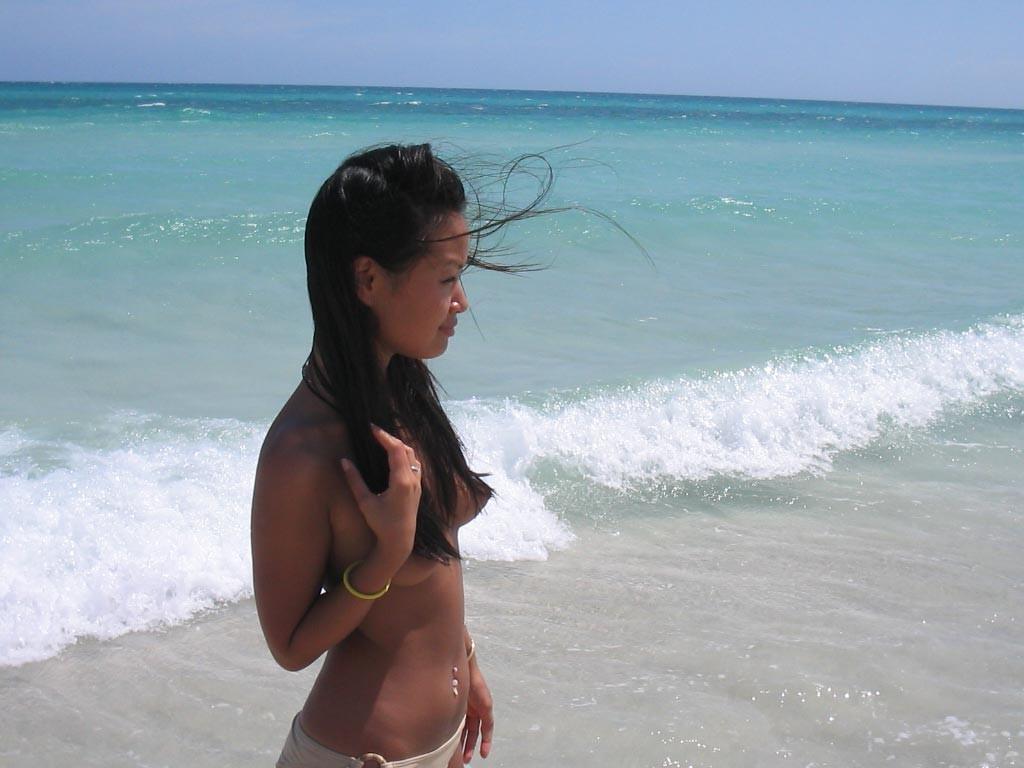 16P amateur asian at the beach