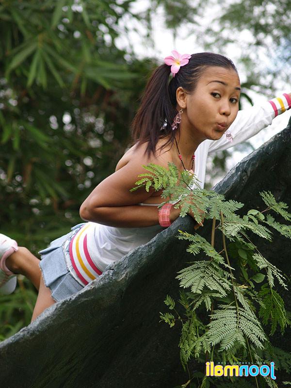 15P Joon Mali shows off tight ass in miniskirt