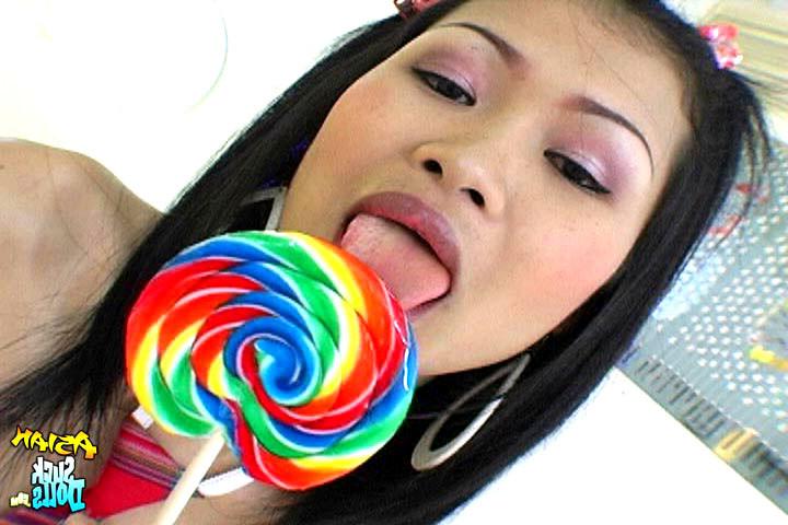 16P Asian deepthroat babe gets a sloppy cumshot facial