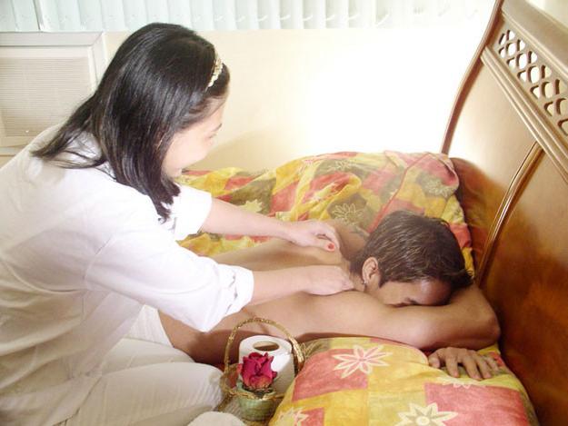 15P Asian masseuze going down for the happy ending