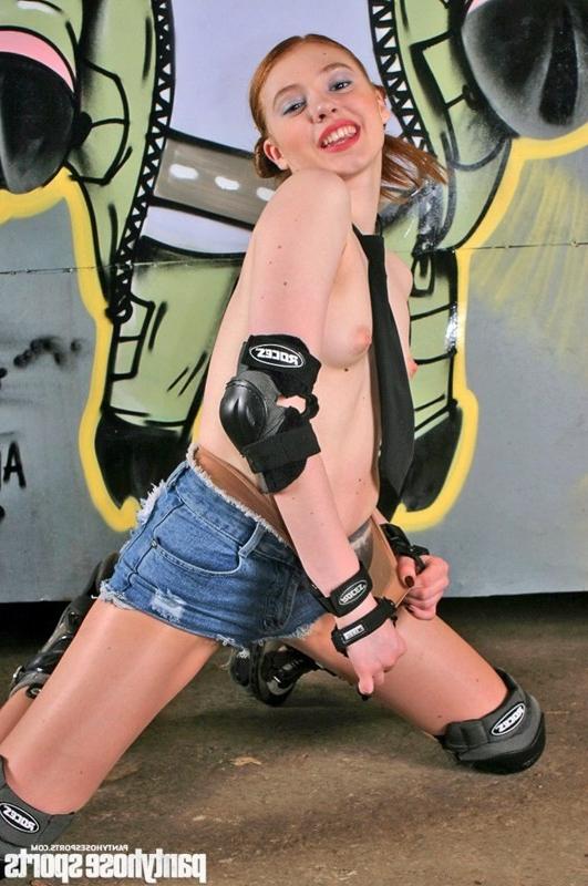15P Topless roller foxy posing in pantyhose
