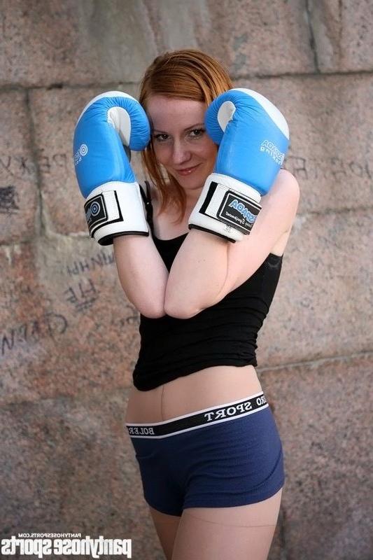 15P Pantyhosed hot missy boxing riverside