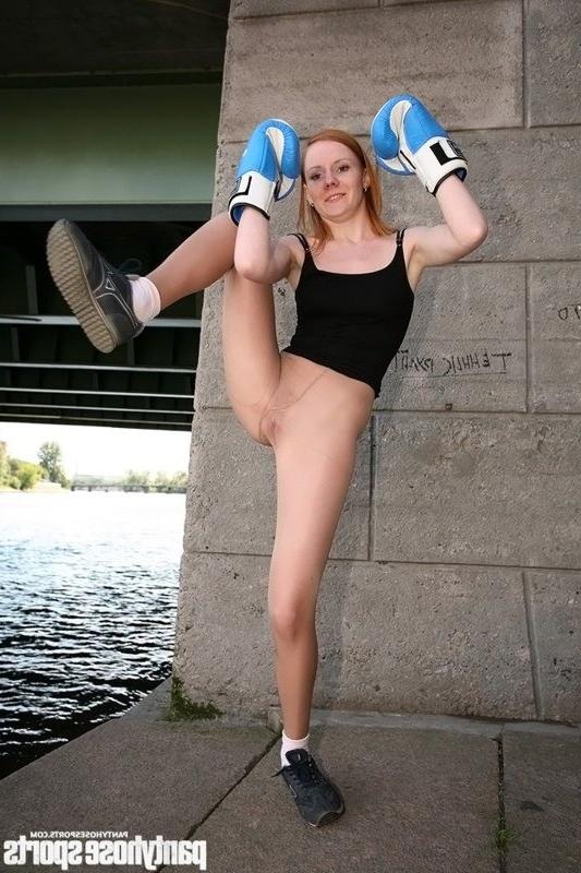 15P Pantyhosed hot missy boxing riverside