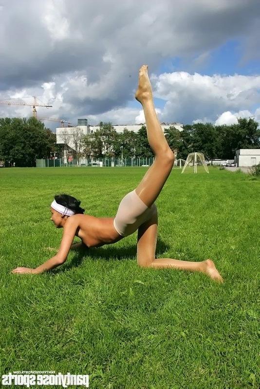15P Gymnast trains up her legs in pantyhose