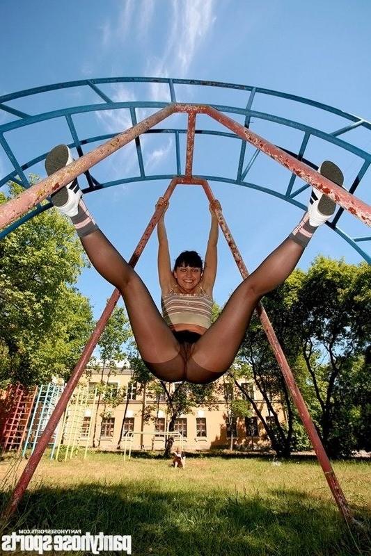 15P Brunette in black tights in terrific outdoor sports