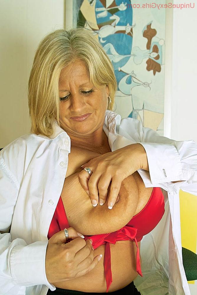 16P Happy mature woman showing pussy