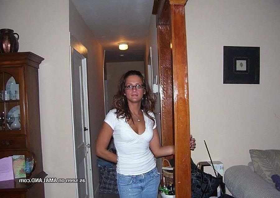 15P Hot amateur showing her ass
