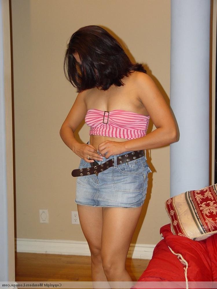 15P Hot round ass Indian babe