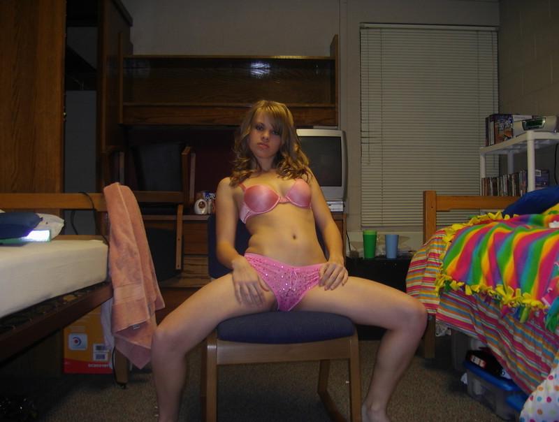 8P Girlie beads pussy on sex machine in amateur pics