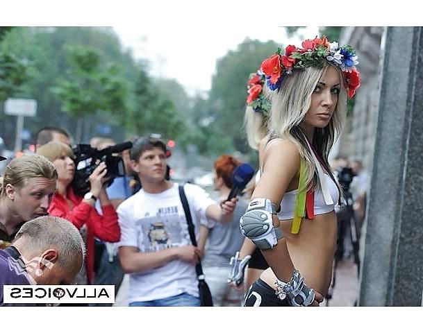 19P FEMEN - cool girls protest by public nudity