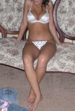 20P Amateur girlfriend posing naked at home showing her ass