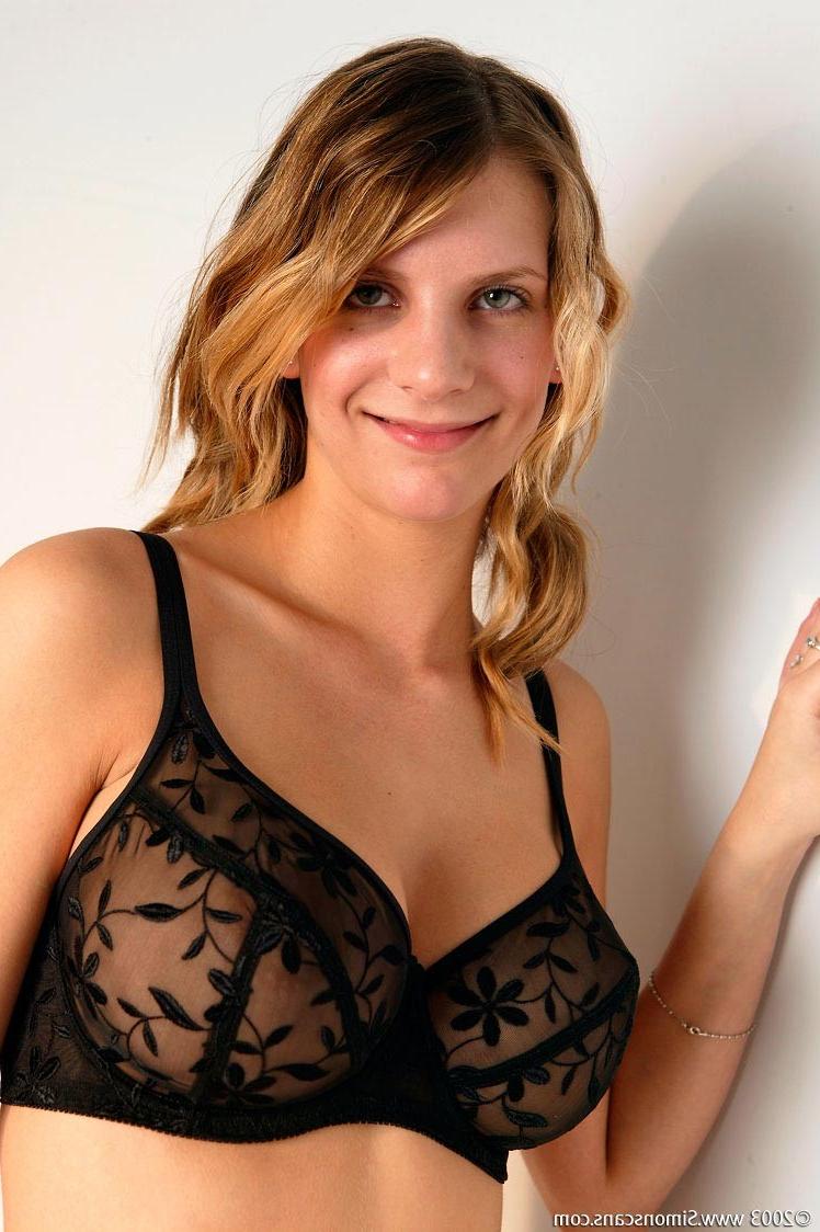 16P Busty amateur spreads pink