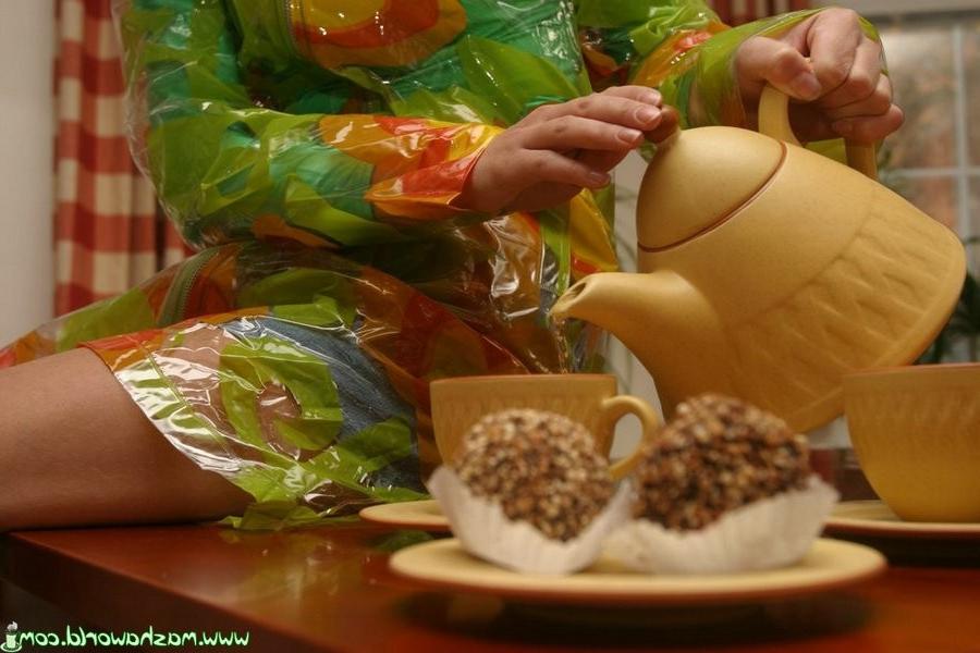 15P Russian teen masha spread on her coffee table