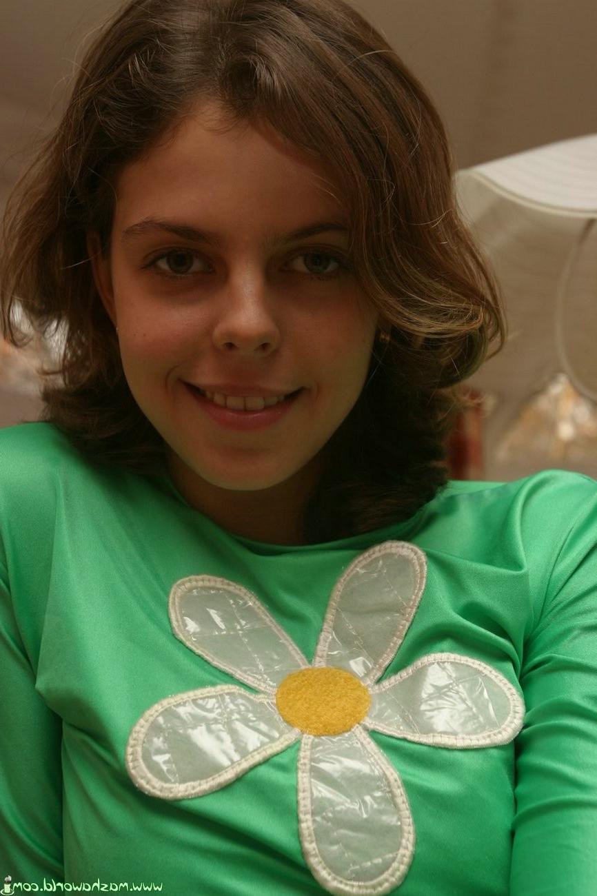 15P Russian teen masha spread on her coffee table