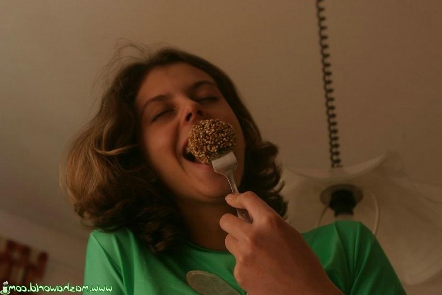 15P Russian teen masha spread on her coffee table