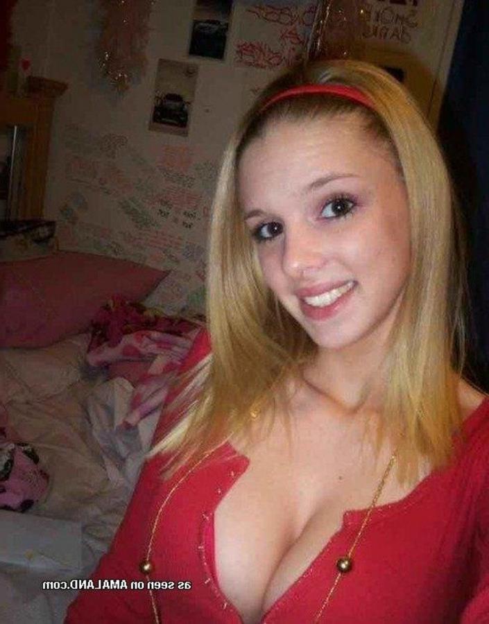 10P Selection of heavy-chested girlfriends posing for the cam