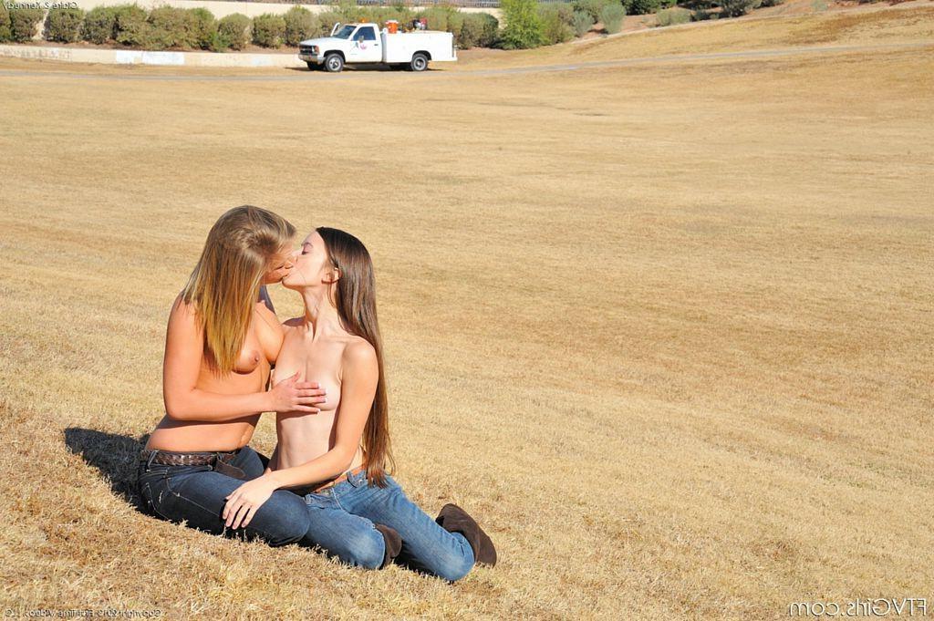 15P Kennedy Leigh seduces her teen girlfriend for pussy licking