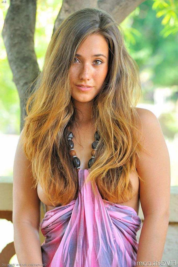 15P Eva Lovia flashing her naughty bits in revealing dress