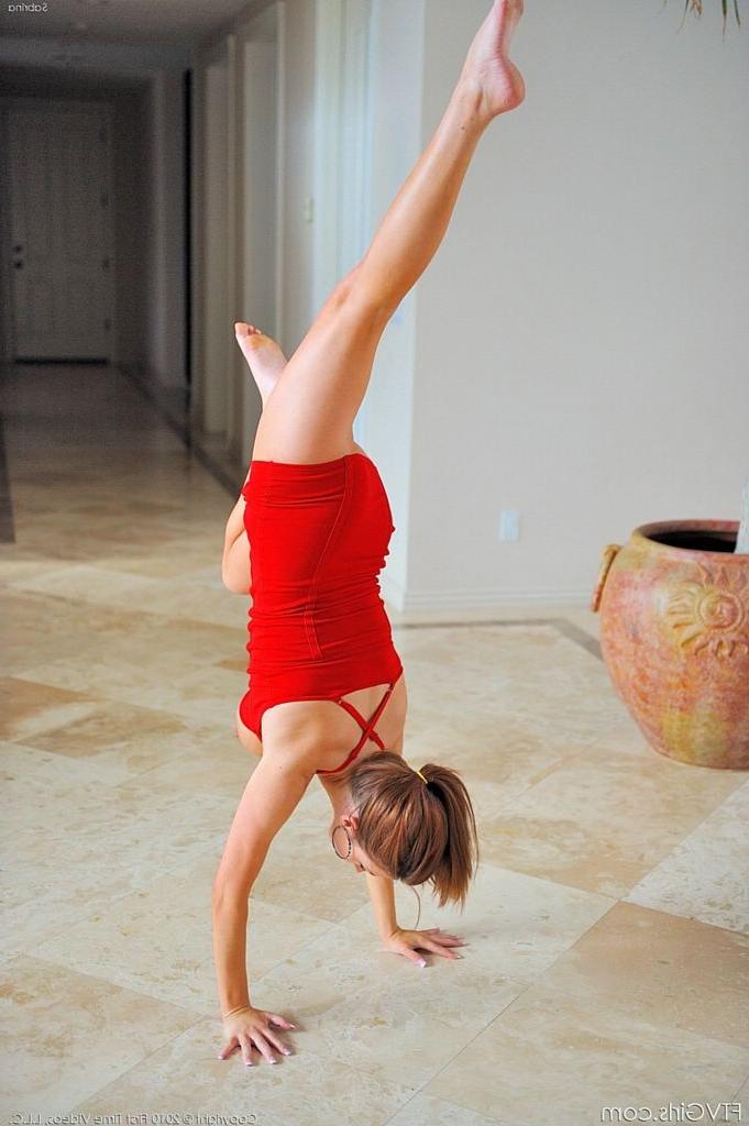 15P Naturally busty and flexible redhead does cartwheels