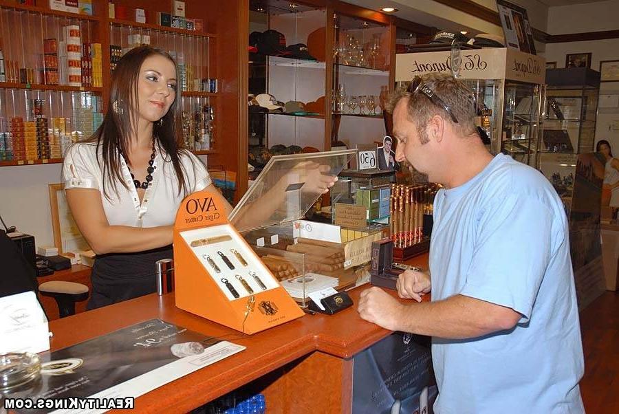 18P Check out this hot smokin maribel milf get down and suck some pole