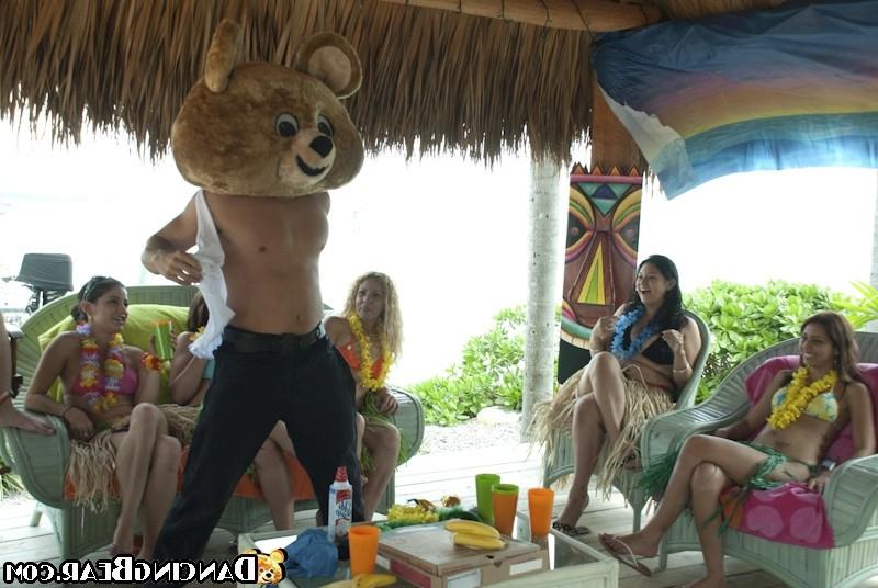 16P Wet and drunken horny girls give head with passion at party